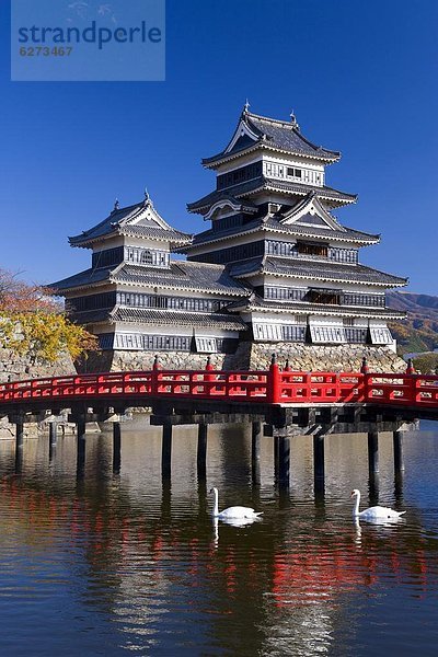 Wassergraben  Kontrast  weiß  Brücke  schwarz  umgeben  rot  3  bauen  Zugänglichkeit  Asien  Chubu  Japan  Matsumoto