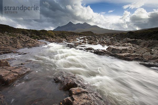 entfernt  Felsbrocken  Europa  Großbritannien  über  Fluss  Highlands  Isle of Skye  Nan  Schottland