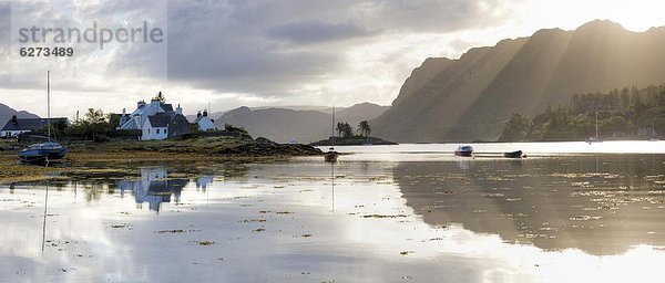 entfernt Europa Morgen Großbritannien über Hügel Spiegelung früh Sonnenlicht Ansicht See Distanz Highlands Reflections Schottland