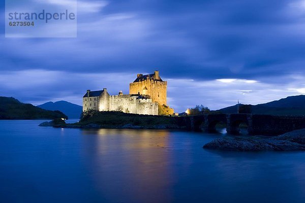 Wasser  Europa  Palast  Schloß  Schlösser  Großbritannien  Himmel  blau  See  Flutlicht  tief  Highlands  Schottland  Dämmerung