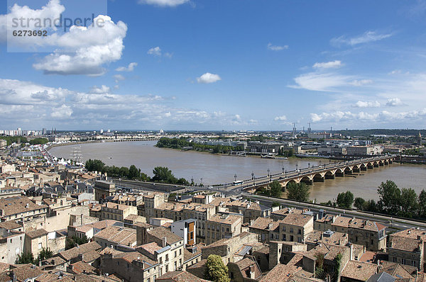 Blick auf Bordeaux und die Garonne vom Tour St. Michel  Turm  Bordeaux  Aquitanien  Frankreich  Europa