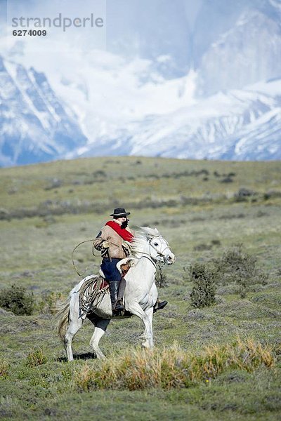 Berg  Hintergrund  reiten - Pferd  Chile  Gaucho  Patagonien  Südamerika