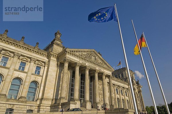 Außenaufnahme  Berlin  Hauptstadt  fliegen  fliegt  fliegend  Flug  Flüge  Europa  Europäische Union  EU  Gebäude  Wahrzeichen  Parlamentsgebäude  Fahne  Reichstag  deutsch  Deutschland