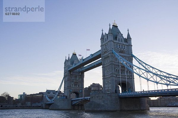 Tower Bridge in der Stadt London  London  England  Großbritannien  Europa