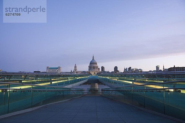 St. Pauls Kathedrale und Millennium Bridge  London  England  Großbritannien  Europa