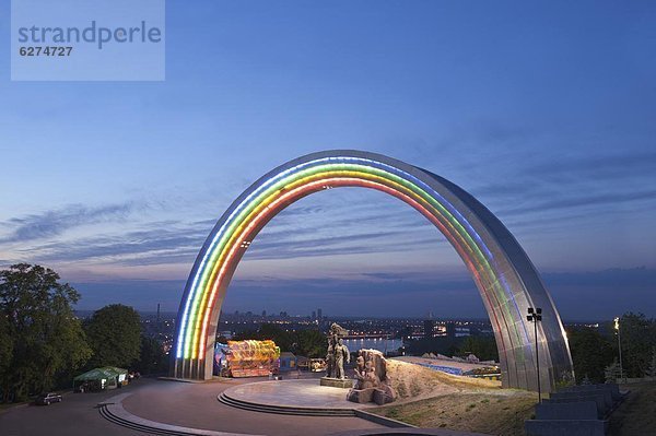 Regenbogen Arch  Freundschaft der Nationen Denkmal  Kiew  Ukraine  Europa