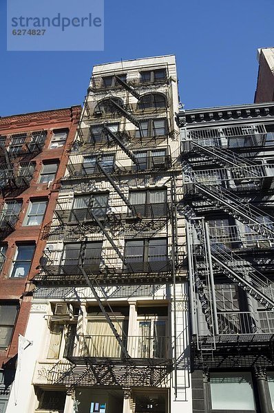 Fire Escapes auf der Außenseite der Gebäude in Spring Street  Soho  Manhattan  New York City  New York  Vereinigte Staaten  Nordamerika