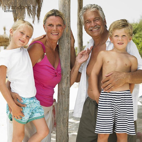 Strand  unterhalb  Großeltern  Enkelkind  Sonnenschirm  Schirm