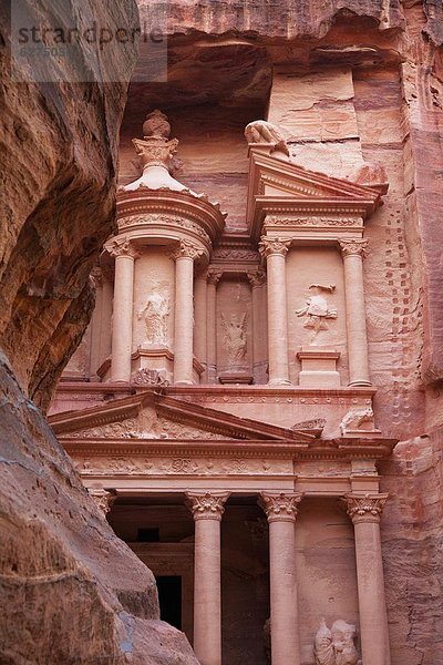 Felsbrocken  Fassade  rot  Fokus auf den Vordergrund  Fokus auf dem Vordergrund  Naher Osten  schnitzen  UNESCO-Welterbe  Petra  Siq