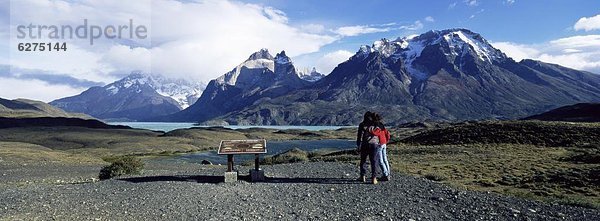 Berg  sehen  Tourist  Torres del Paine Nationalpark  Chile  Patagonien  Südamerika