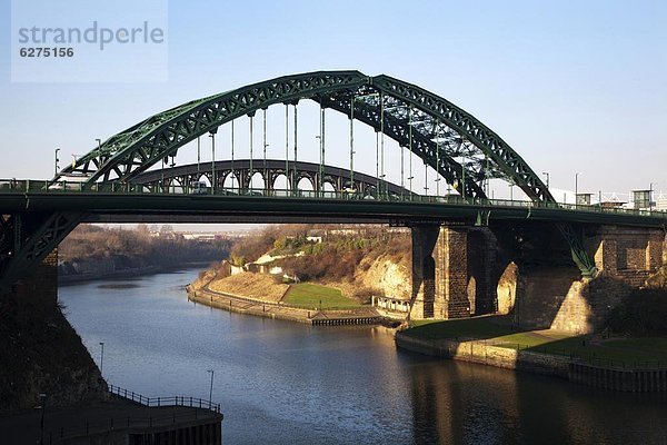 Europa  Großbritannien  über  Brücke  Fluss  Kleidung  England  Sunderland  Tyne and Wear