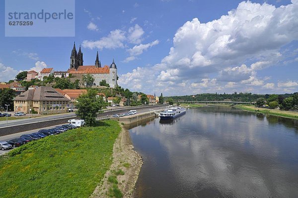 Europa  Fluss  Schiff  Kreuzfahrtschiff  Albrechtsburg  unterhalb  Deutschland  Meißen  Sachsen