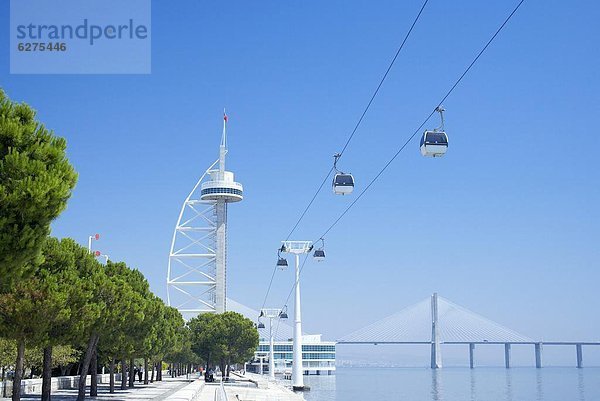 Vasco-da-Gama-Turm und Brücke  Lissabon  Portugal  Europa