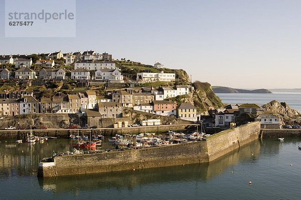 Hafen Europa Großbritannien Gebäude angeln umgeben Mevagissey Cornwall England Landspitze alt