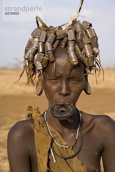 gehen  Frisur  Frisuren  Schnitt  Schnitte  Haarschnitt  Haarschnitte  Teller  Mädchen  Afrika  Lehm  Äthiopien  Pubertät