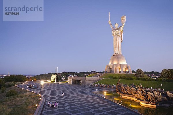 Mutterland Statue (Rodina Mat) und das National War Museum  Kiew  Ukraine  Europa