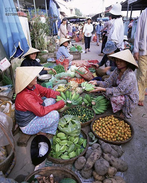 kegelförmig  Kegel  Frau  Frucht  Hut  Gemüse  beschäftigt  verkaufen  Mittelpunkt  Südostasien  Asien  Hoi An  Markt