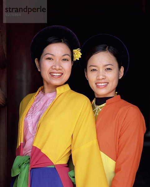 Frau sehen lächeln Blick in die Kamera 2 Südostasien Kleid