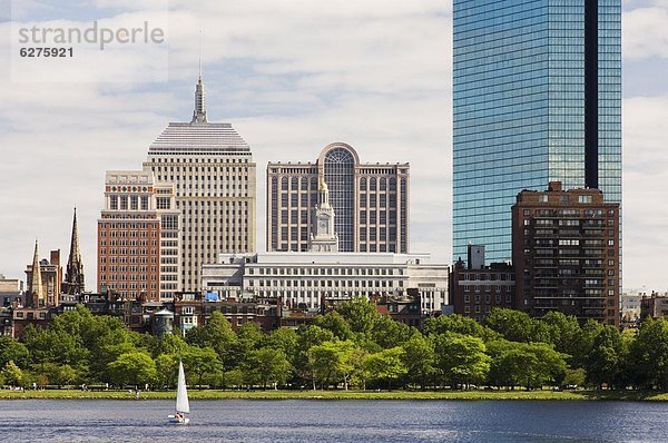 Vereinigte Staaten von Amerika  USA  Skyline  Skylines  Großstadt  Turm  Fluss  John Hancock Tower  Boston  Massachusetts