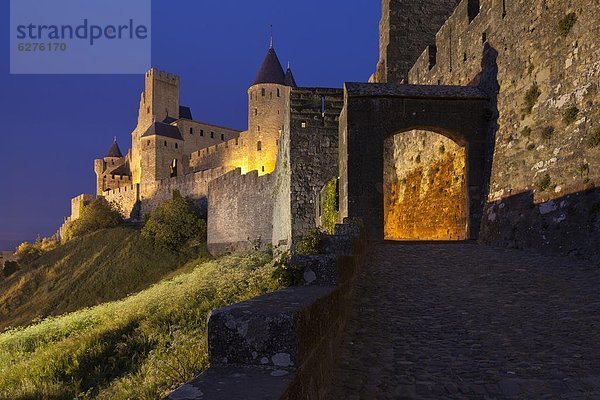 Frankreich Europa Eingang UNESCO-Welterbe Carcassonne Abenddämmerung Languedoc-Roussillon