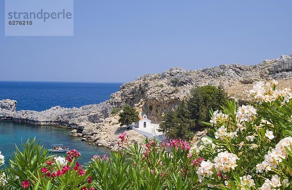 Europa klein Boot weiß Kirche Dodekanes Griechenland Griechische Inseln Rhodos