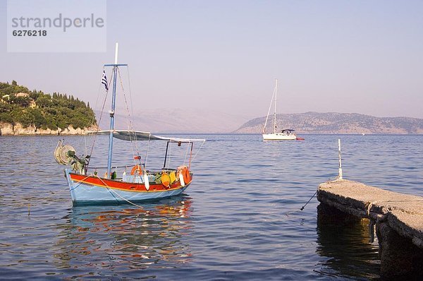 Europa Küste Boot bunt Neuengland Korfu Griechenland Griechische Inseln Ionische Inseln alt