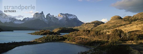 hoch  oben  über  aufwärts  Torres del Paine Nationalpark  Lake Pehoe  See  Chile  Patagonien  Südamerika