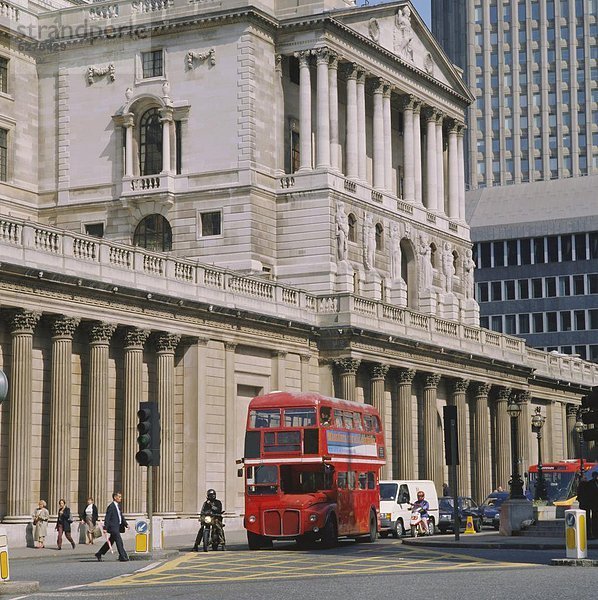 Großbritannien London Hauptstadt frontal Omnibus Bank Kreditinstitut Banken City of London England