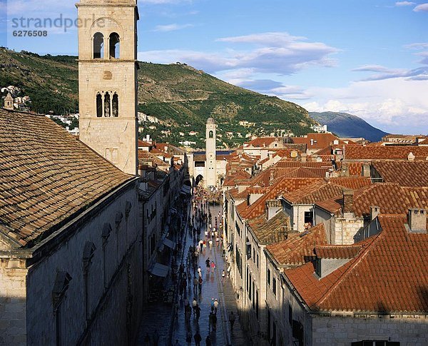 Europa  Straße  Uhr  Ansicht  Erhöhte Ansicht  Aufsicht  vorwärts  heben  Fußgänger  UNESCO-Welterbe  Kroatien  Dubrovnik