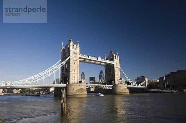 Tower Bridge und City of London jenseits von London  England