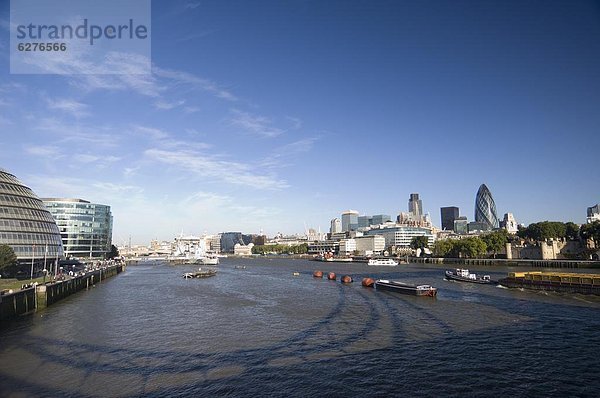 Die Themse  South Bank und Rathaus auf der linken Seite  City of London auf der rechten Seite  London  England