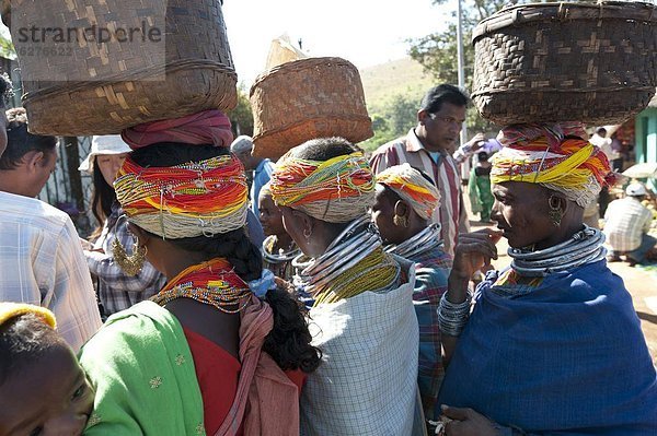 Tradition  Korb  Halskette  Kette  Kappe  Kleidung  Perlenschnur  Woche  Volksstamm  Stamm  Asien  Indien  Markt  Metall  Orissa