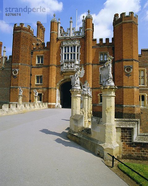 Die Königin ist auf der Brücke  die zum Hampton Court Palace führt  Hampton Court  London  England  UK