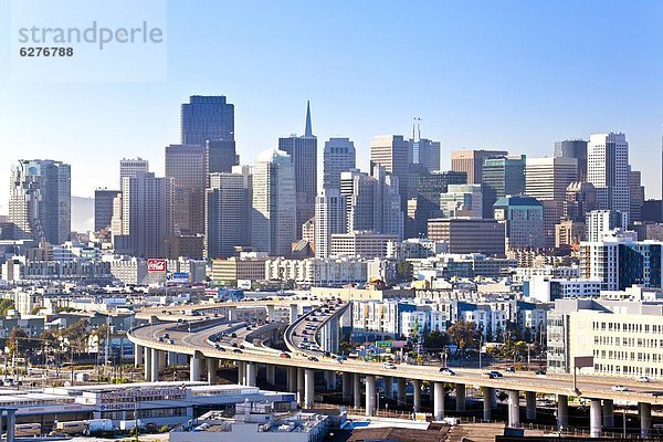 Vereinigte Staaten von Amerika  USA  Skyline  Skylines  Hügel  Nordamerika  Bundesstraße  Nachbarschaft  Kalifornien  San Francisco  Straßenverkehr