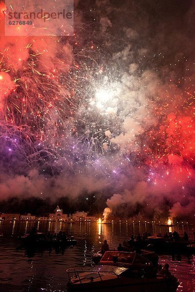 zeigen  Europa  Fest  festlich  Nacht  Überraschung  Markierung  Venetien  Markusplatz  Feuerwerk  Italien  Venedig