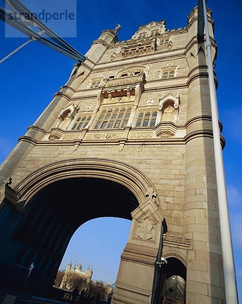 Tower Bridge mit dem Tower of London durch den Bogen  London  England  Großbritannien  Europa zu sehen