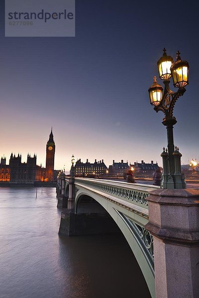 Blick über die Themse in Richtung der Houses of Parliament und Westminster Bridge  London  England  Großbritannien  Europa