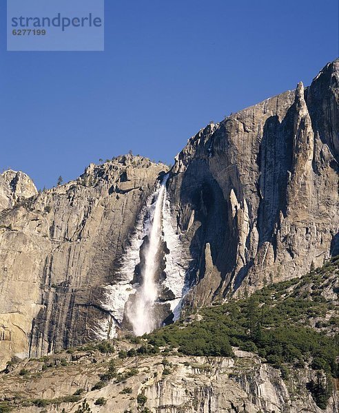 Vereinigte Staaten von Amerika  USA  Felsbrocken  Wand  über  Ereignis  Wasserfall  Yosemite Nationalpark  Kalifornien