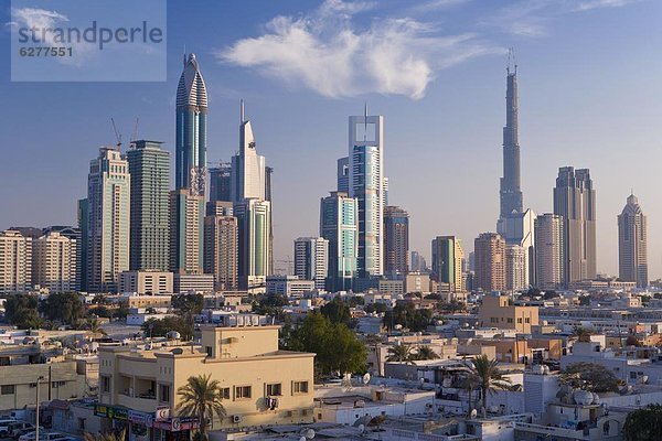 Skyline  Skylines  Vereinigte Arabische Emirate  VAE  Fernverkehrsstraße  Architektur  Hochhaus  Ansicht  Erhöhte Ansicht  Aufsicht  vorwärts  heben  Naher Osten  Dubai  modern  neu