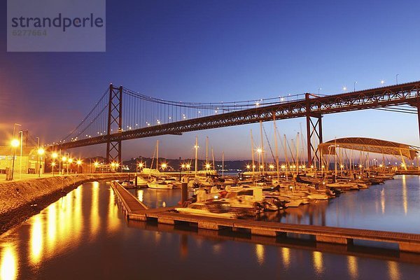 Lissabon  Hauptstadt  Europa  Nacht  unterhalb  Boot  Brücke  Fluss  Jachthafen  Bewegung  April  Portugal