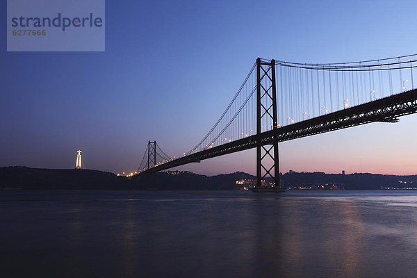 Lissabon  Hauptstadt  beleuchtet  Europa  über  Brücke  Fluss  hängen  April  Abenddämmerung  Portugal
