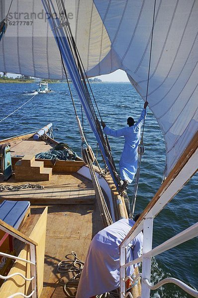 Kreuzfahrt auf dem Nil zwischen Luxor und Aswan mit Dahabieh Typ des Bootes  das Lazuli  Ägypten  Nordafrika  Afrika