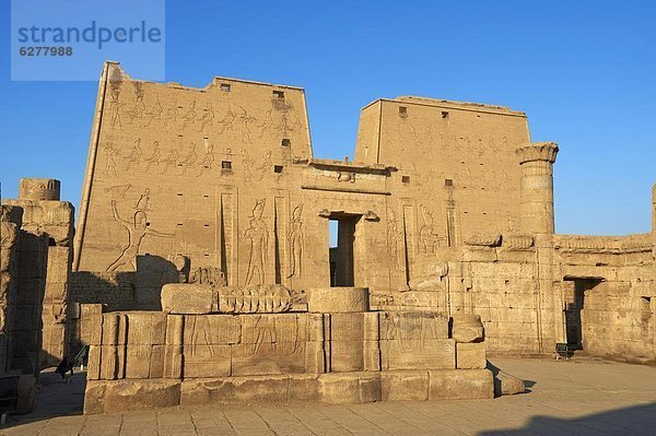 Nordafrika  Verkehrshütchen  Leitkegel  Afrika  Edfu  Ägypten