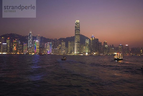 Skyline  Skylines  Hafen  Insel  China  Asien  Abenddämmerung  Hongkong