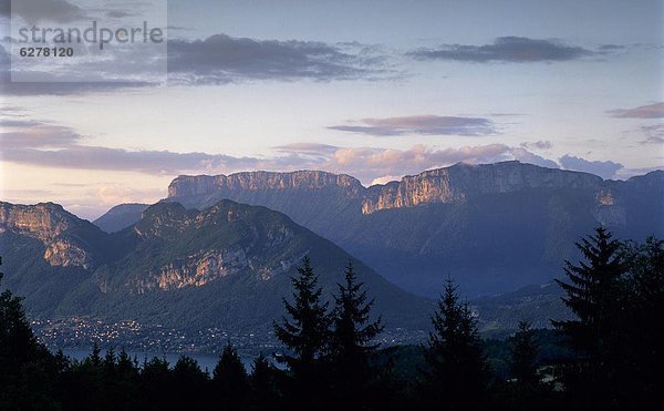 Frankreich  Europa  Berg  Sonnenuntergang  über  See  Lac d’Annecy  Annecy  Rhone Alpes