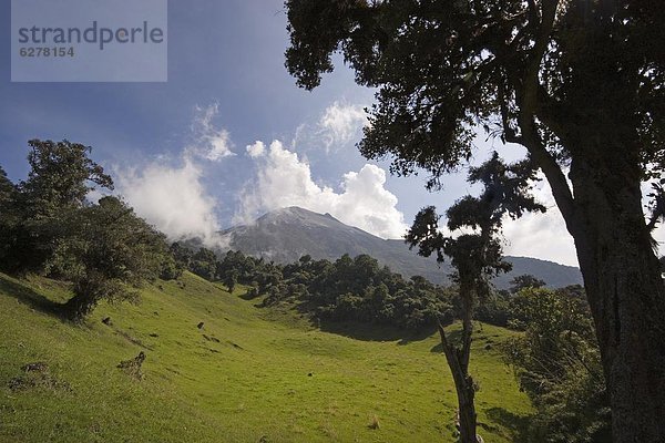 aufwärts  Aktion  Rauch  Bedrohung  Stadt  Vulkan  nähern  Krater  Ecuador  Südamerika