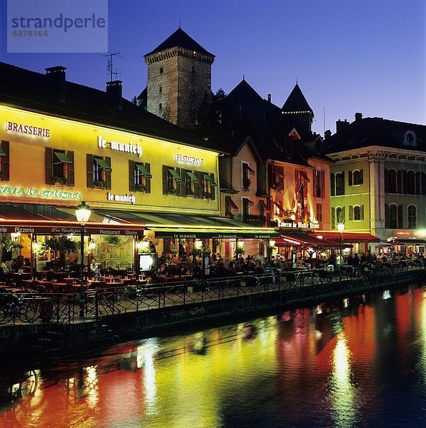 Frankreich  Europa  Restaurant  Lac d’Annecy  Palast  Schloß  Schlösser  Seitenansicht  Annecy  unterhalb  Abenddämmerung  Rhone Alpes