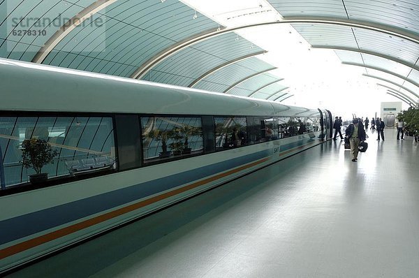 Fernverkehrsstraße  lang  langes  langer  lange  Flughafen  Globalisierung  U-Bahn  China  Asien  Stunde  Maximum  Pudong  Shanghai  Geschwindigkeit  Haltestelle  Haltepunkt  Station  Zug