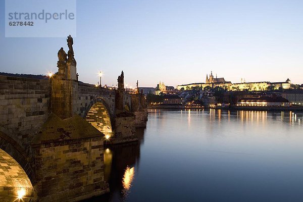 Prag  Hauptstadt  Europa  Fluss  Tschechische Republik  Tschechien  Moldau  Abenddämmerung  UNESCO-Welterbe  Karlsbrücke