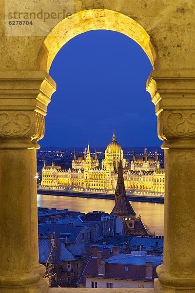 Budapest  Hauptstadt  Europa  Parlamentsgebäude  Brücke  UNESCO-Welterbe  Bastion  Abenddämmerung  Ungarn